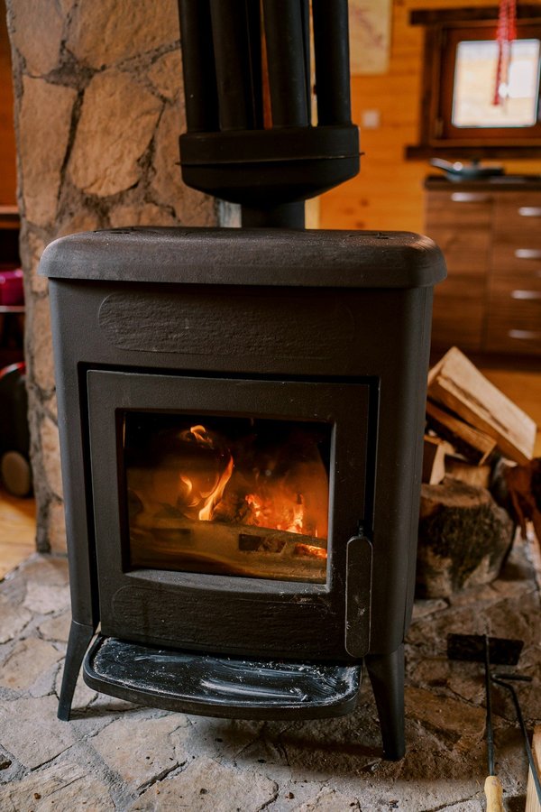 Quel parement mettre derrière poêle à bois pour un choix élégant ?